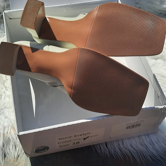 🆕️ LLS White Ankle Heeled Boots - Picture 13 of 15